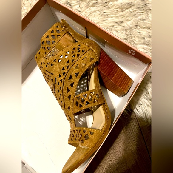 Fergie Vice Sand Heels - Picture 8 of 8